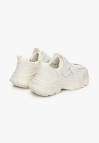Witte chunky sneakers met een gestructureerdebovenkant, voorzien van meshpanelen, dikke rubberen zolen en vetersluiting. Minimalistisch ontwerp met een gladde afwerking.