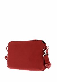 Sac bandoulière rectangulaire en tissu rouge avec surface texturée, fermeture éclair supérieure et sangle ajustable avec attaches métalliques argentées.