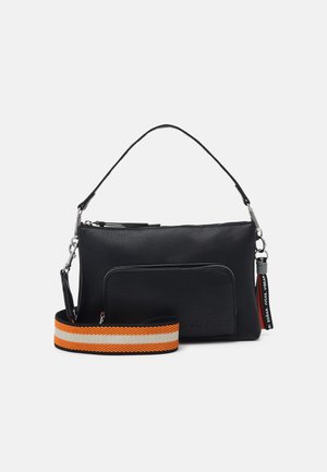 Schwarze Lederhandtasche mit einem Reißverschluss oben, einer Vorderentasche und einem abnehmbaren Gurt mit orange- und grauweißen gewebten Mustern.
