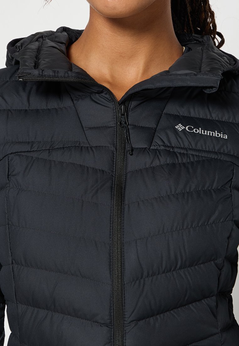 Czarna kurtka puchowa z pionowym pikowaniem, z przodu zapinana na zamek i z kapturem. Logo na lewej piersi. Materiał wydaje się gładki i wodoodporny.