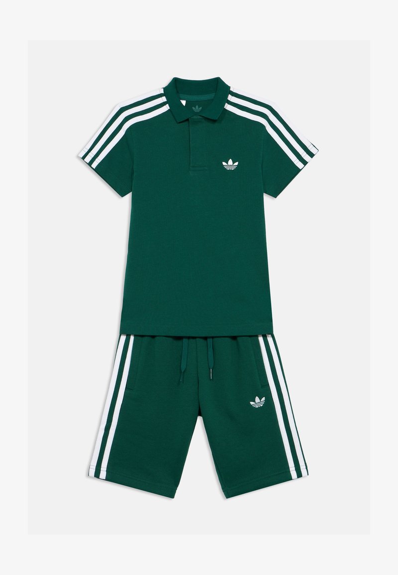 Zelená bavlnená polo košeľa s bielymi pruhmi na pleciach, má klasický golier a malé logo. V kombinácii s ladnými šortkami na šnúru.