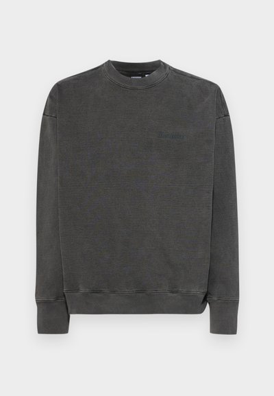 Dunkelgrauer Crewneck-Pullover aus weicher Baumwolle. Mit gerippten Bündchen und Saum, sowie einem dezenten, tonalen Logo auf der Vorderseite.