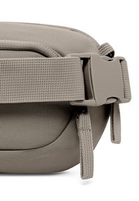 Borsa di tessuto grigia con superficie testurizzata, dotata di una tracolla robusta e di una fibbia in plastica. Forma arrotondata con una chiusura liscia e dettagli di cucitura.