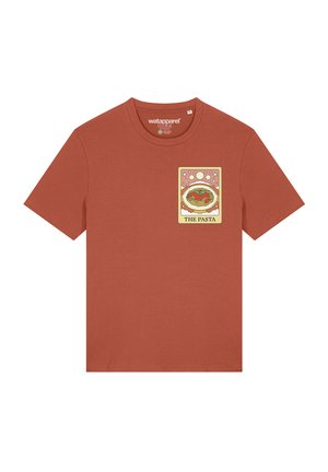 Rostfarbenes T-Shirt mit kurzen Ärmeln aus Baumwolle, das ein rechteckiges grafisches Design von Pasta mit dekorativen Elementen und Text zeigt.