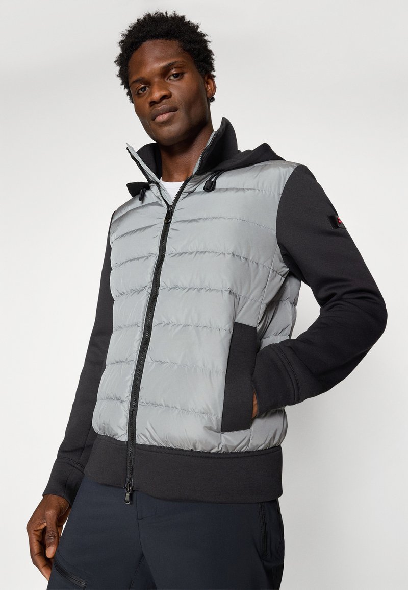 Padded jacket z szarym pikowanym przodem i czarnymi rękawami. Zamek błyskawiczny, kaptur ze sznurkami, oraz kieszenie boczne. Miękka tekstura.