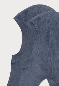 Due bluse senza maniche di colore blu navy, realizzate in tessuto testurizzato, con scollature rotonde e dettagliamo di cucitura lungo i bordi.