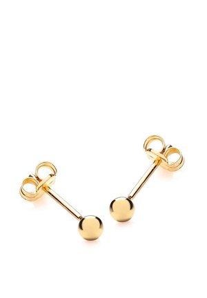 Een paar kleine gouden oorstekers in bolvorm met vlinderachterkanten op een witte achtergrond.