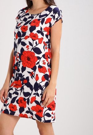 Robe florale avec des motifs de fleurs rouges et bleu marine sur fond blanc, manches courtes, encolure ronde et coupe mi-genou. Matière en mélange de coton.