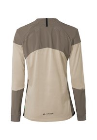 Chemise à manches longues en beige et brun clair, avec une texture en maille respirante, des accents perforés dans le haut du dos et un logo à l'ourlet.