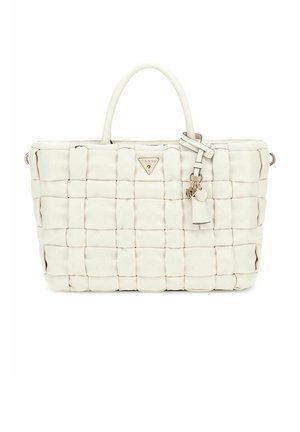 Geweven witte nep leren handtas met twee bovenhandvatten, een driehoekig logo en een afneembare sleutelhangeraccent. Rectangulaire vorm met een gestructureerd oppervlak.