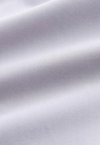 Weißer, glatter Stoff mit einer subtilen Textur und einem leichten Glanz. Das Material wirkt leicht mit einem feinen Webmuster.