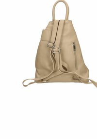 Zaino in pelle beige con finitura texture, dotato di spallacci regolabili, maniglia superiore e tasca laterale con zip.