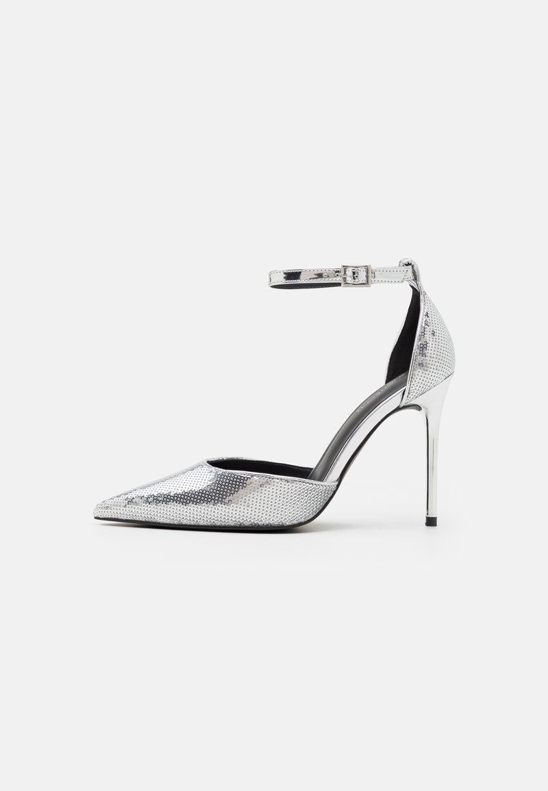 Zilveren hoge hakken met een spitse neus, gestructureerde metallic afwerking, enkelbandje en glanzende stilettohak. Zwarte binnenvoering.