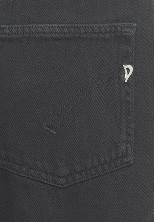 Tasca posteriore in denim nero con cuciture rinforzate e un piccolo logo del marchio in metallo argentato nell'angolo in alto a destra.
