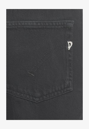 Tasca posteriore in denim nero con cuciture rinforzate e un piccolo logo del marchio in metallo argentato nell'angolo in alto a destra.