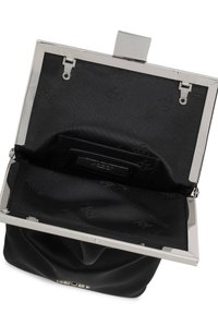 Svart clutch-väsk med en silverram och lås. Inuti finns en slät satinfoder och en liten ficka med en logotyp. Mjuk, rynkad utsida.