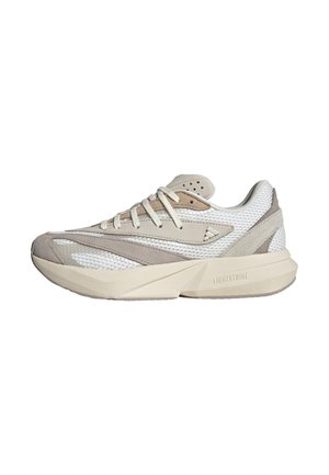 Lavtop atletisk sneaker i beige og hvid mesh med ruskindsoverlejringer, tyk polstret sål, snørelukning og Lightstrike-logo på mellemsålen.