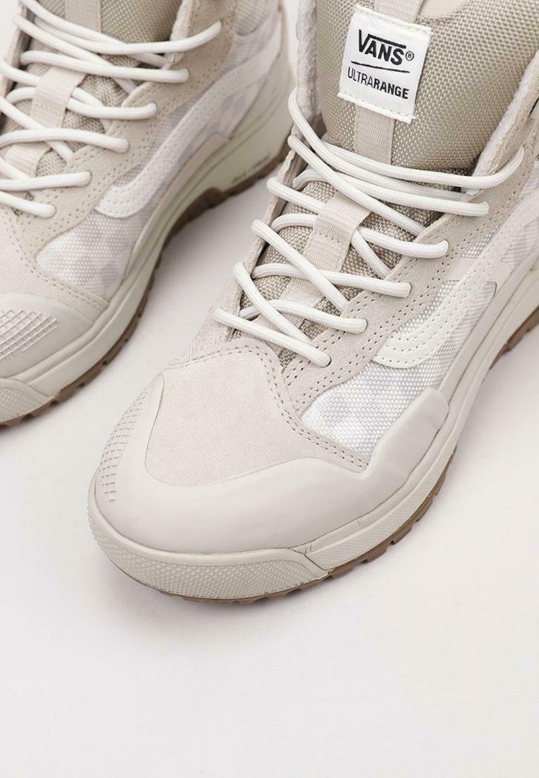 Vans Ultratrange sneakers in lichtbeige, met mesh en suède materialen, gestructureerde accenten, rubberen zool en witte veters.