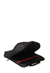 Borsa per laptop nera con esterno testurizzato, chiusura a cerniera e interno foderato con accenti rossi. Presenta un manico singolo e un compartimento interno imbottito.