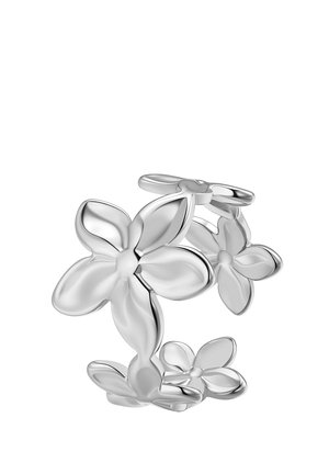 Glänzender Silberring mit drei verbundenen Blumen mit glatten, abgerundeten Blütenblättern vor weißem Hintergrund.