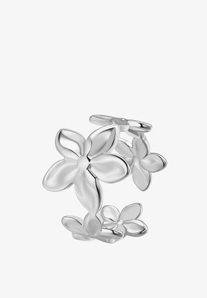 Glänzender Silberring mit drei verbundenen Blumen mit glatten, abgerundeten Blütenblättern vor weißem Hintergrund.