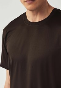 Next ACTIVE TEXTURED STANDARD - Jednoduché tričko - chocolate brown