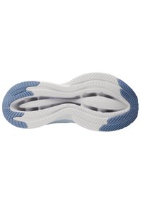Suola della scarpa con una base bianca e dettagli blu chiaro, caratterizzata da un motivo di battistrada texturizzato per una migliore aderenza e un design curvo per flessibilità.