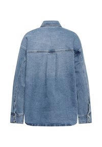 Chemise en denim bleu clair avec un pli au dos, manches longues, poignets boutonnés et col classique. Texture lisse avec des détails surpiqués.