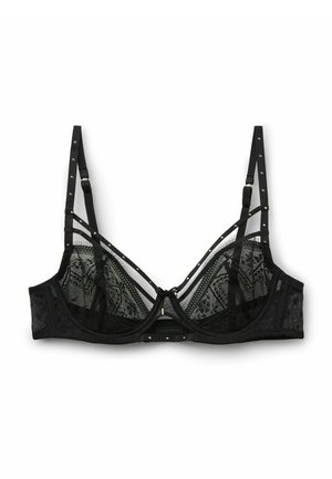 Czarny koronkowy biustonosz z przezroczystym wzorem, paskami ozdobionymi złotymi ćwiekami oraz płaskim pasem pod miseczkami dla wsparcia.