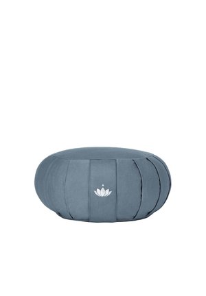 Rundes blaues Meditationskissen mit aufgenähtem Lotusblumen-Symbol in der Mitte an der Seite, vor weißem Hintergrund.