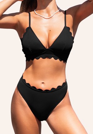 Ensemble de bikini noir avec des bordures festonnées, des bretelles réglables et une texture côtelée. Le haut a une forme triangulaire et comprend un design en V.