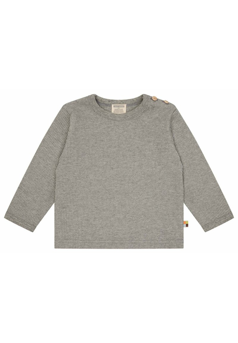 Graues, geripptes Langarmshirt mit rundem Halsausschnitt und drei Holzknöpfen auf der linken Schulter. Kleines mehrfarbiges Etikett an der Seite.