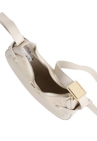 Borsa a tracolla in pelle beige con cerniera dorata, tracolla regolabile e dettaglio della fibbia quadrata dorata, mostrata aperta dall'alto.