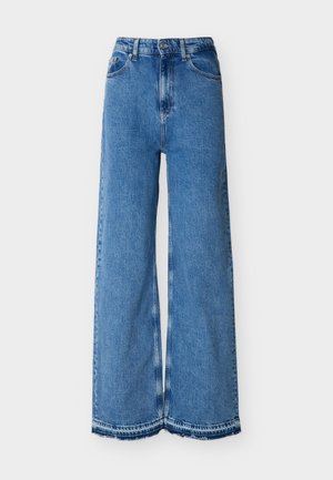 Jean en denim bleu à jambes larges avec taille haute, bouton et fermeture éclair à l'avant, cinq poches et ourlets effilochés.