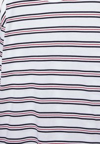 Weißer Stoff mit gleichmäßig verteilten horizontalen Streifen in Schwarz und Rot, der ein einfaches, sich wiederholendes Muster über die Oberfläche schafft.