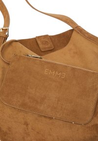 Borsa a spalla in suede marrone con pochette zip coordinata attaccata all'interno, chiusura a scatto magnetico visibile e tracolla regolabile con fibbia dorata.