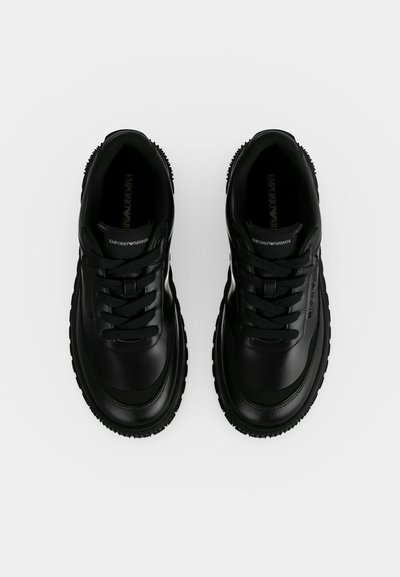 Ζευγάρι μαύρα δερμάτινα sneakers Emporio Armani με κορδόνια, σε λευκό απλό φόντο, από πάνω.