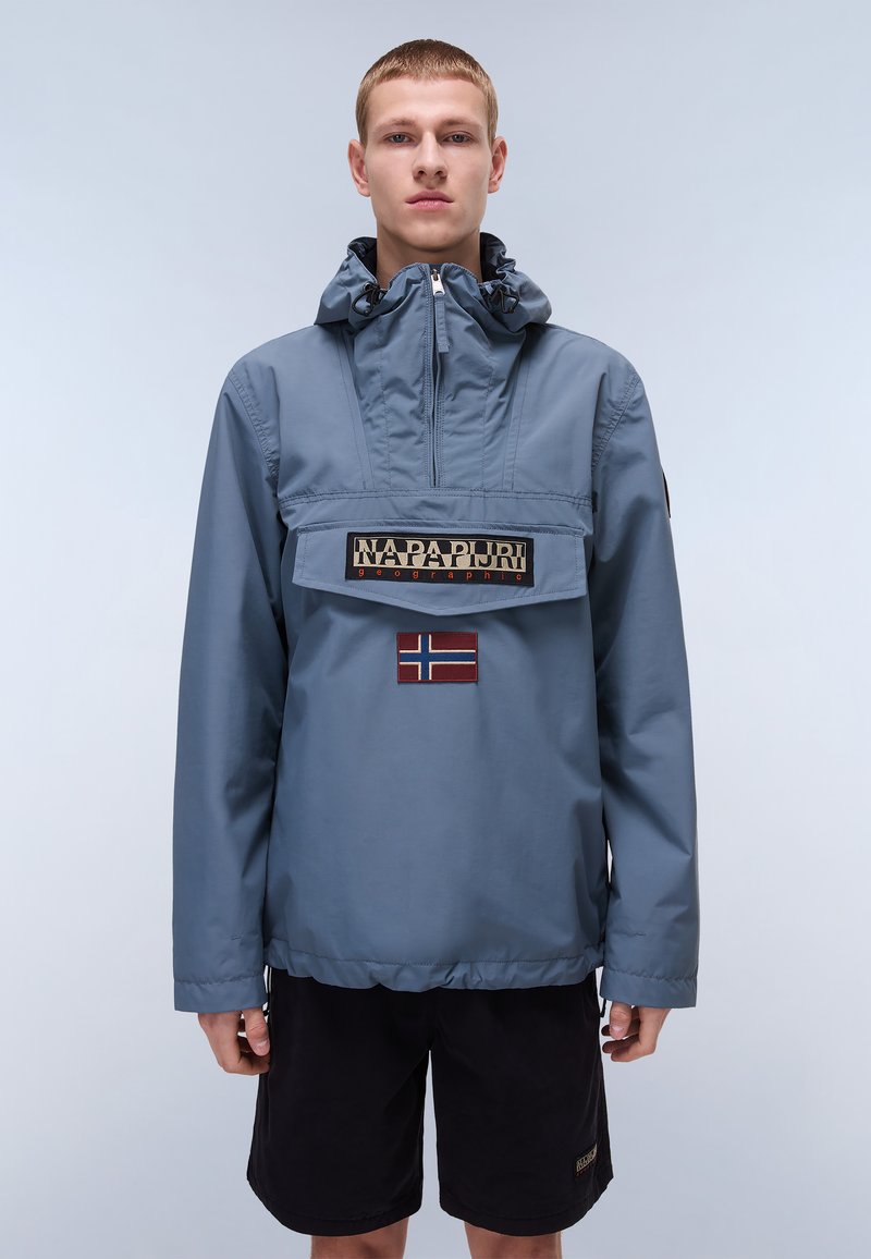 Blauwe pullover jas met hoge kraag, voorkantzak, geborduurd logo en detail van de Noorse vlag. Gemaakt van glad, lichtgewicht materiaal.
