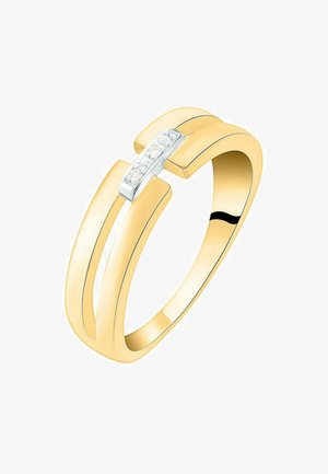 Goldring mit einer glatten, polierten Oberfläche, der zwei gebogene Bänder aufweist, die in einem silbernen Akzent mit drei kleinen, klaren Steinen zusammenlaufen.