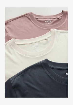 Trzy t-shirty z okrągłym dekoltem w jasnoróżowym, kremowym i granatowym kolorze, wykonane z miękkiej bawełny, złożone razem z widocznymi metkami marki.