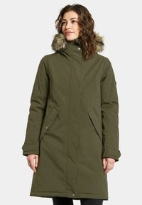 Oliven grøn vinterparka med hætte der er foret med pels, dobbelte sidelommer og en længde der har en lige silhuet, fremstillet af et glat, vandafvisende stof.