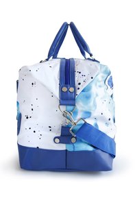 Blaue und weiße Tasche aus synthetischem Material mit einem Aquarell-Spritzdesign, oberen Griffen, verstellbarem Schultergurt und silbernem Hardware.