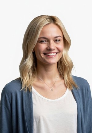 Blond, bølget hår, smilende. Iført en lysegrå t-shirt med en hvid krave og en blå cardigan. Sølv halskæde med cirkulært vedhæng.