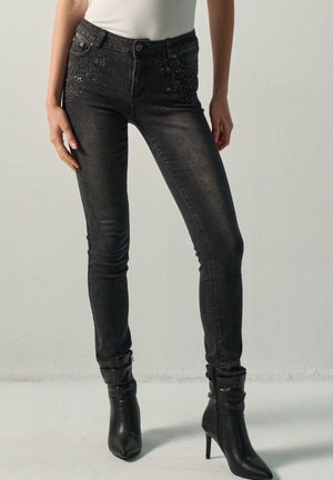 Koroshi, JEANS SLIM DOBLE PUSH UP BORDADO - Vaqueros slim fit - black denim