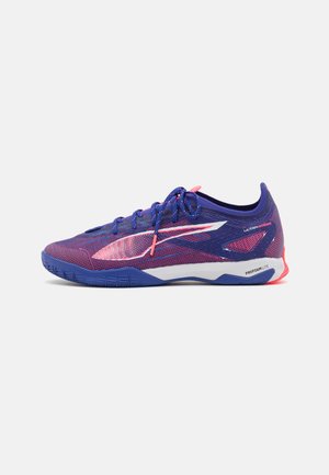 Sport shoes in blue and pink mesh with a low profile, textured upper, and white midsole. Features a lace-up closure and flexible outsole.