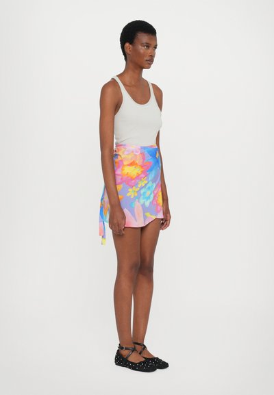 Fustă înfășurată multicolor cu un model floral în roz, albastru și galben. Fabricată dintr-un material ușor, aceasta are un sistem de prindere cu legare la talie.