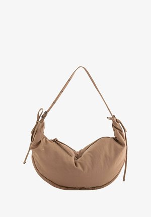 Beige Stoff-Schultertasche mit einer geschwungenen Form, ausgestattet mit zwei Reißverschlussfächern und verstellbaren Bindebändern auf beiden Seiten.