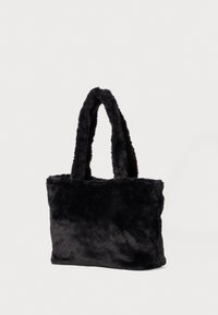 Zwarte nepbont tote bag met twee ronde handvatten, rechthoekige vorm, pluche textuur en geen zichtbare hardware of accenten.