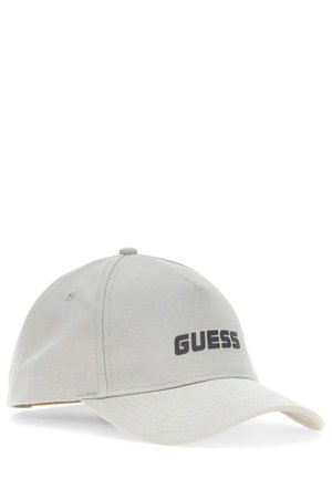 Jasnoszara czapka baseballowa z zakrzywionym daszkiem i czarnym logo „GUESS” z przodu, pokazana na białym tle.