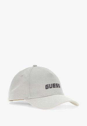 Jasnoszara czapka baseballowa z zakrzywionym daszkiem i czarnym logo „GUESS” z przodu, pokazana na białym tle.